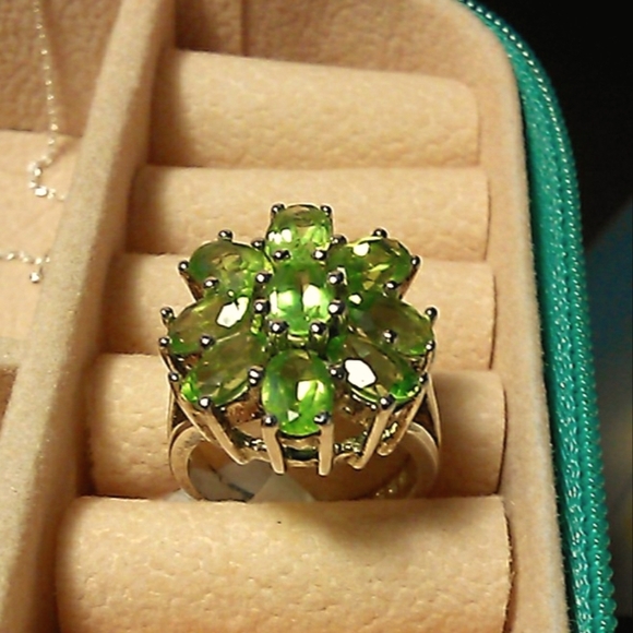 JEWELRY Jewelry - VINTAGE STERLING 925 SILVER RING W/ 9 LIGHT GREEN OVAL PERIDOT  SZ. 5 BEAUTY